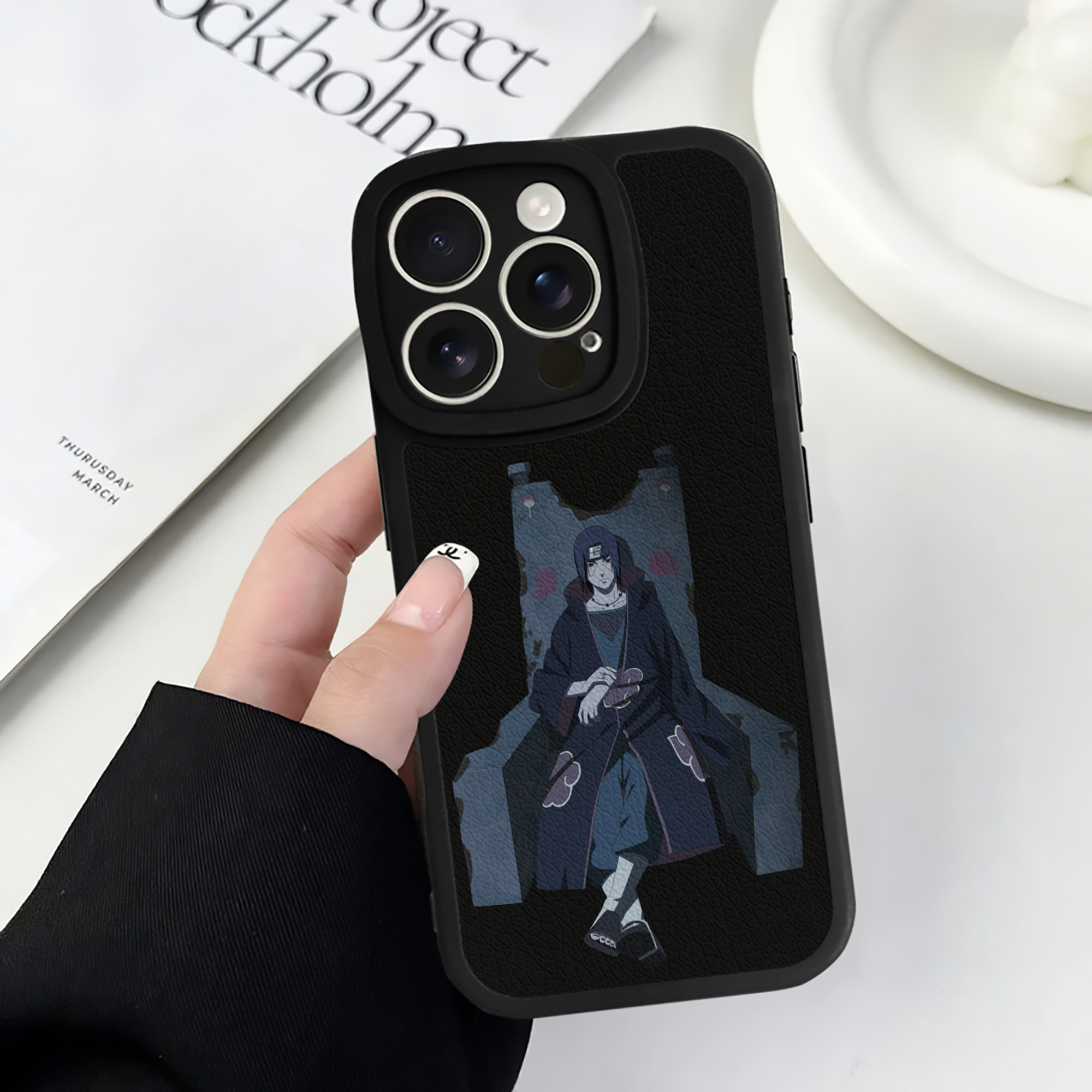 （画像用） NARUTO -ナルト- うちは イタチ Uchiha Itachi 【iPhone 16シリーズ対応】シリコンスマホケース（レザー調） 材質：シリコン